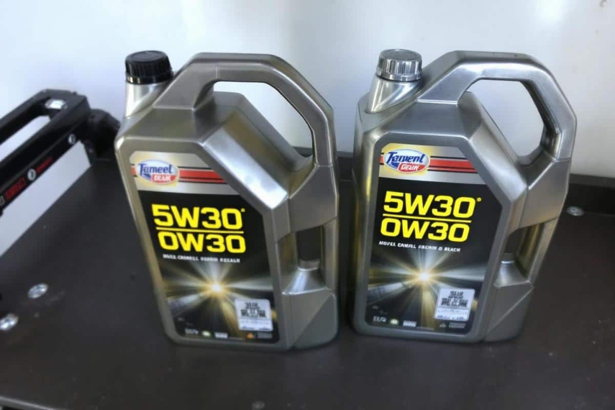 Huile moteur 5w30 ou 0w30 : Laquelle choisir ?